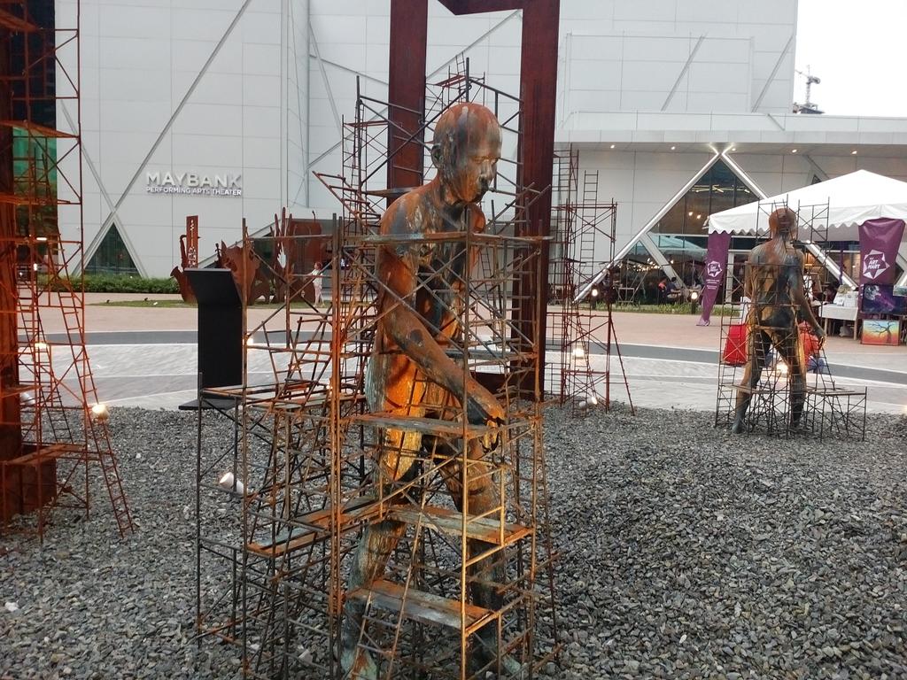 AsianRules's tweet photo. Art mart @ BGC #Art #Artist #BGC #artmart https://t.co/nIHjQS4bm7