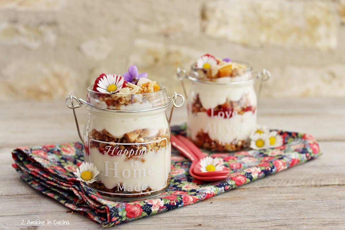 MIntolleranze's tweet photo. Bicchierini di yogurt vegetale alle mandorle con granola home made, lamponi e albicocche per iniziare la giornata. https://t.co/euePinXvSc https://t.co/8Zy4ixDVin