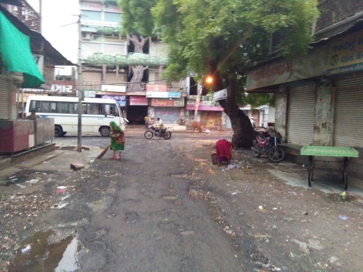 A sweeping drive was conducted at Ward 6 in Surendranagar.
#MyCleanIndia #SwachhBharat