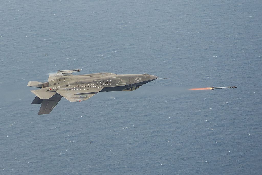bbfaviation's tweet photo. The #F35 Lightning II fighter aircraft fleet recently exceeded 100,000 flight hours. https://t.co/DQRXJDEg9S #avgeek https://t.co/Wfy6a4KlX8