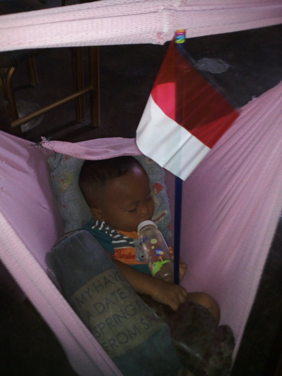 "Bowo" anak ku, setiap kali mau tidur selalu saja minta megang bendera merah putih.
Cinta banget NKRI.