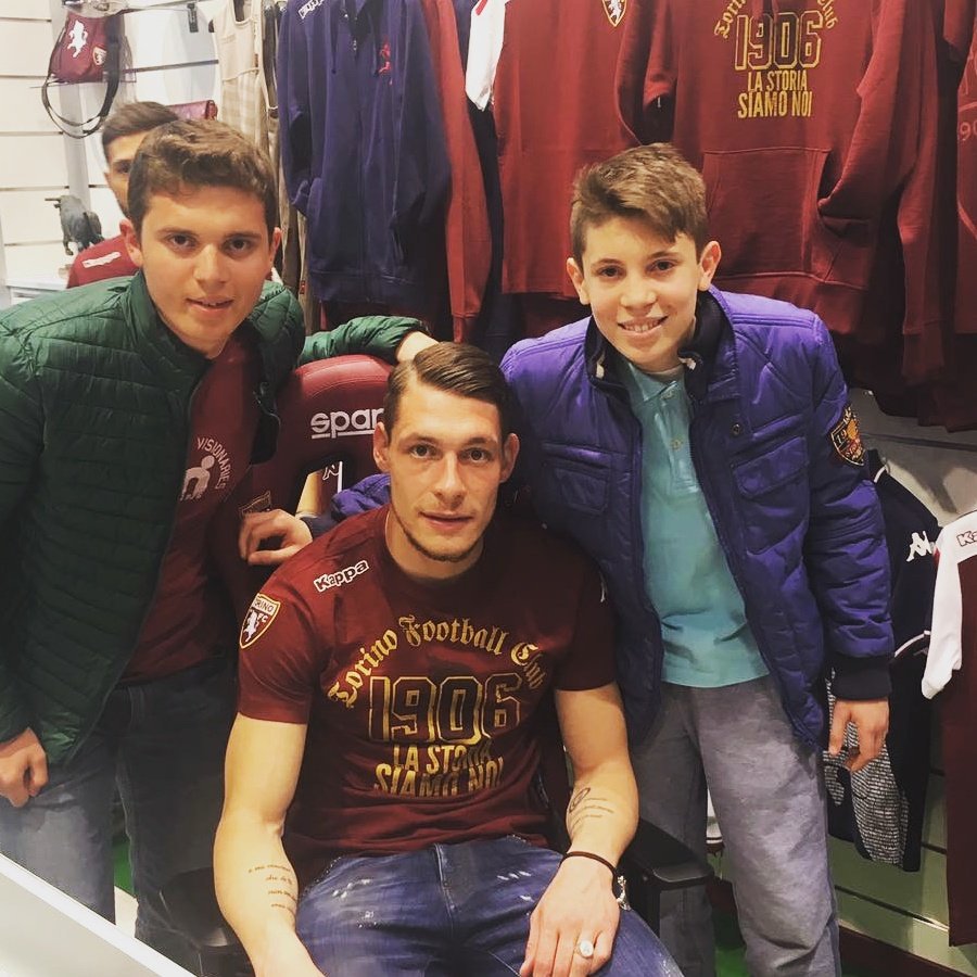 dani_paluan's tweet image. Foto al granata store con il gallo Andrea 
Belotti 🐔