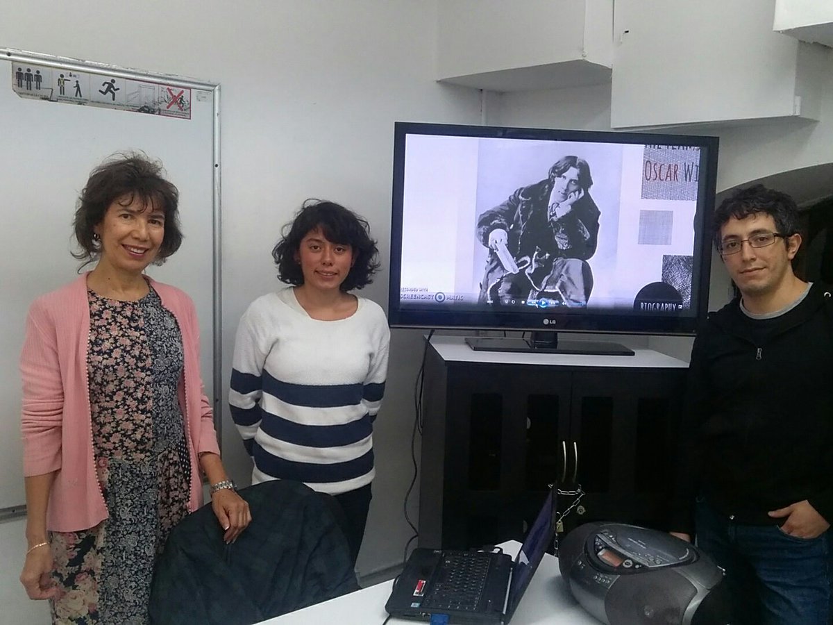 The_ELTL_Lab's tweet photo. SS from #L5Class doing a presentation on #OscarWilde at the @CELE_UNAM @ENALLTmascarone #CulturalFest https://t.co/WD2ura0EOE