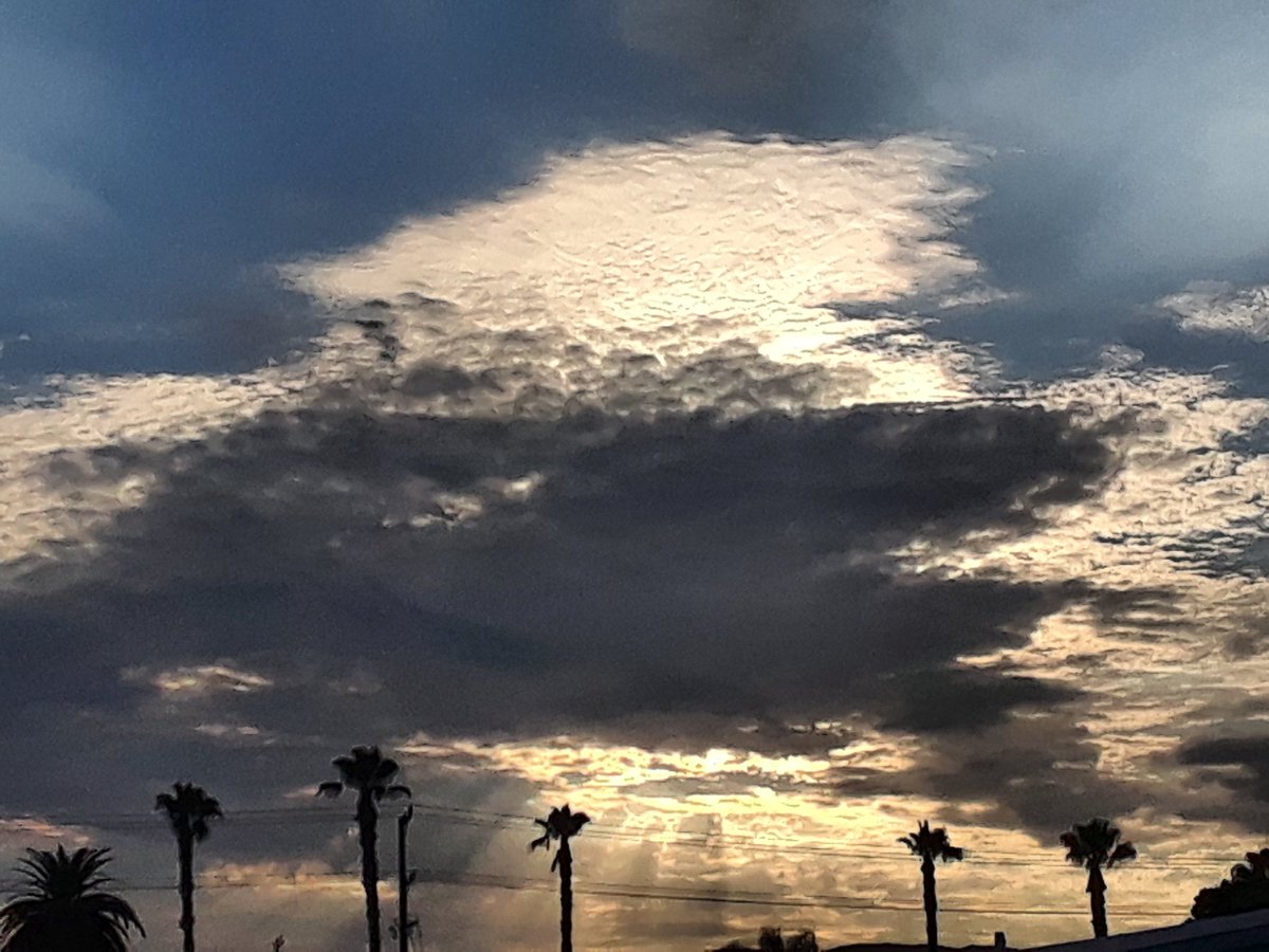 rayzrlove's tweet image. image Lundi

monday evening unsettled
#colorphotography 
#inlandempire #cloudeffects #CAwx