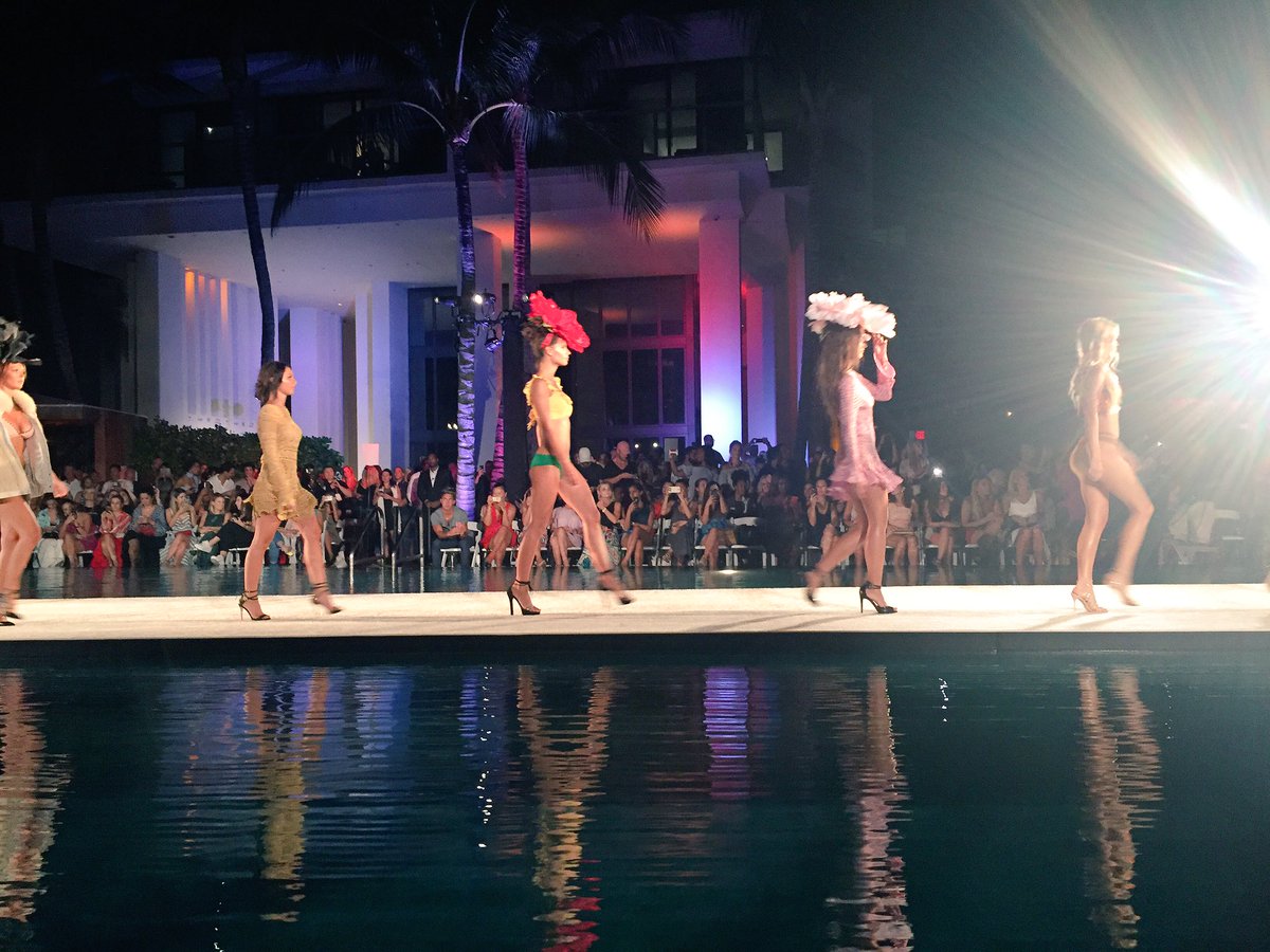 VannessaMontoya's tweet photo. 🌹#Swimweek2017 🌸 https://t.co/zXcpwLSul2