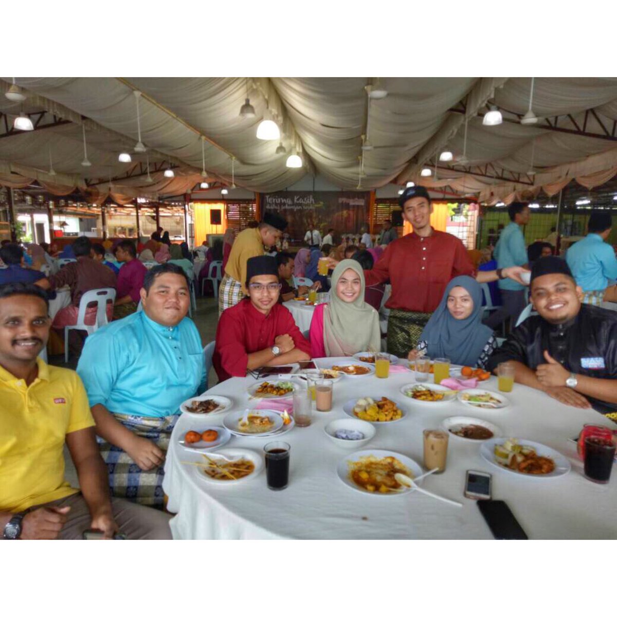 Firdauspedot94's tweet photo. Jamuan Raya YB Dato' Amin semalam.
#mpmp #permadari #anakperak https://t.co/ib6BPTiq1U