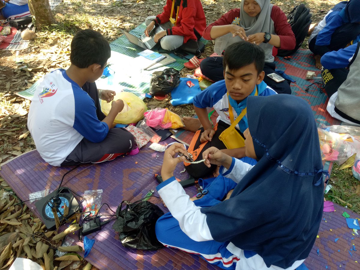 PMIJawaTengah's tweet photo. Proses Produksi Kreatif Kewirausahaan Sosial. Hasil produk akan didonasikan untuk masyarakat yg membutuhkan. #JumtekJateng2017 (25/7) https://t.co/Cd1ofW5awN