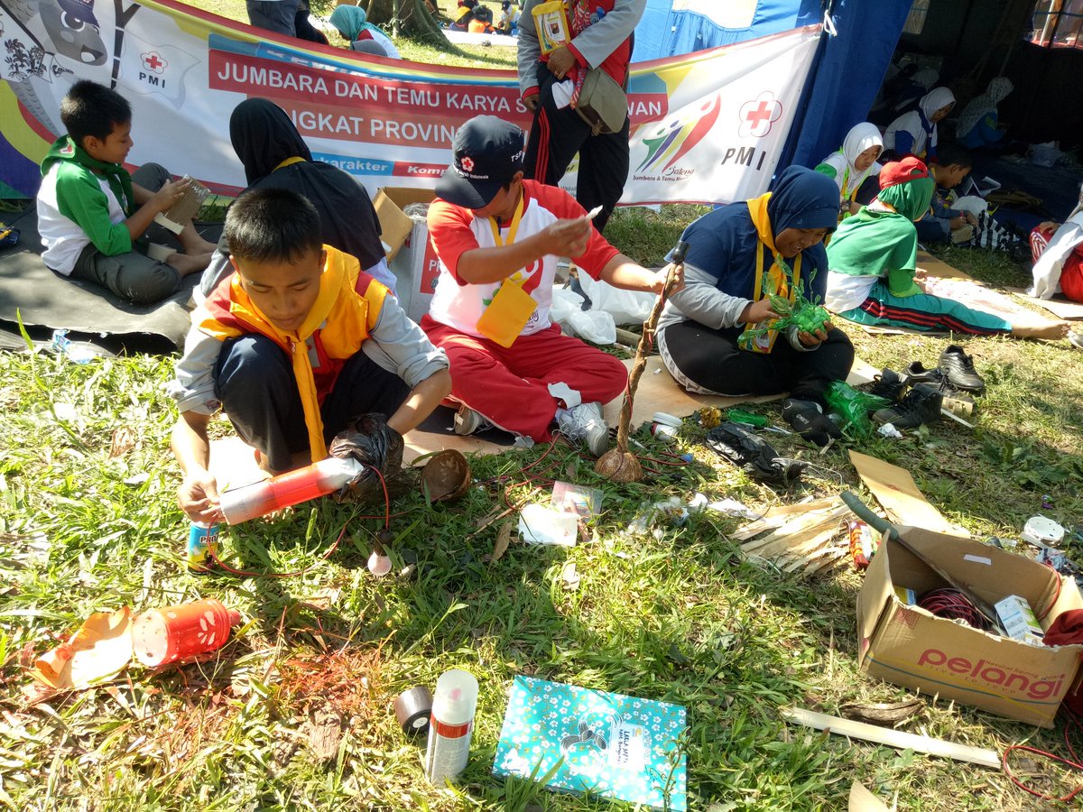PMIJawaTengah's tweet photo. Proses Produksi Kreatif Kewirausahaan Sosial. Hasil produk akan didonasikan untuk masyarakat yg membutuhkan. #JumtekJateng2017 (25/7) https://t.co/Cd1ofW5awN