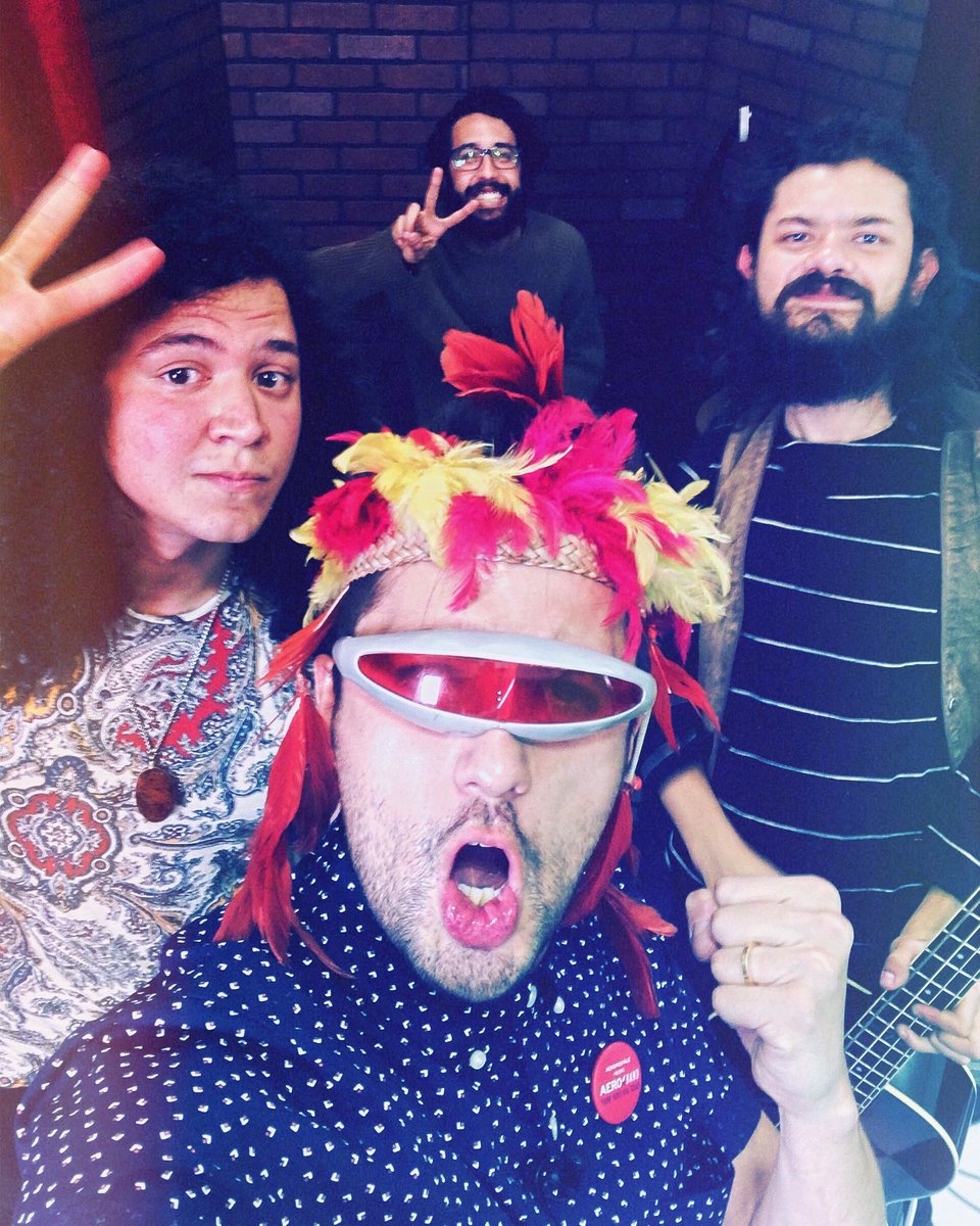 GaboRamos's tweet photo. D mis bandas favoritas @JohnNastyBoots LIVE en #OnlineConGaboRamos 😱😱😱😱 por https://t.co/RpWBtBNVrF y https://t.co/Q0YAeBN9d3 https://t.co/ksrk8fDa5B