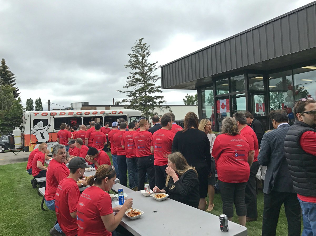 .<a href="/realcrazycanuck/">The Crazy Canuck</a> &amp; <a href="/toddsdogs/">Todd's Dogs</a> un déjeuner classique canadien durant les célébrations du jour! #IDEX #Canada150