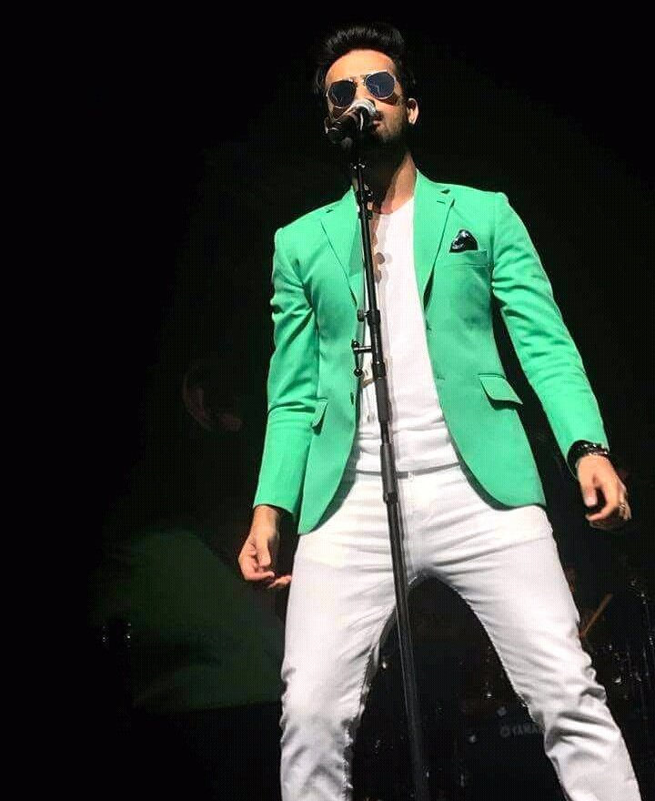 Aadee_lover's tweet photo. Yeh duniya paraayi hai 
Bas ek apna hai tu 
Jo sach ho mera woh 
Savere ka sapna hai tu https://t.co/LYjL8ZLNfn