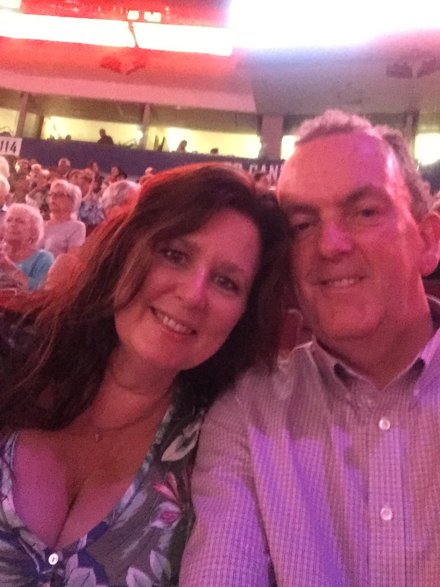 PleyTim's tweet image. Laurie loves Neil. Tim loves Laurie! #TweetCaroline
