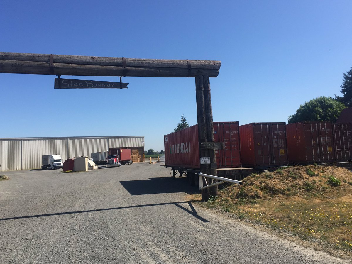 BoshartDavisAg's tweet photo. Love this view every time I pull in. #exports #containers #grassstraw #orbiz #orag #harvest17 #familybiz #TeamBoshart https://t.co/EsPHdVXPHE