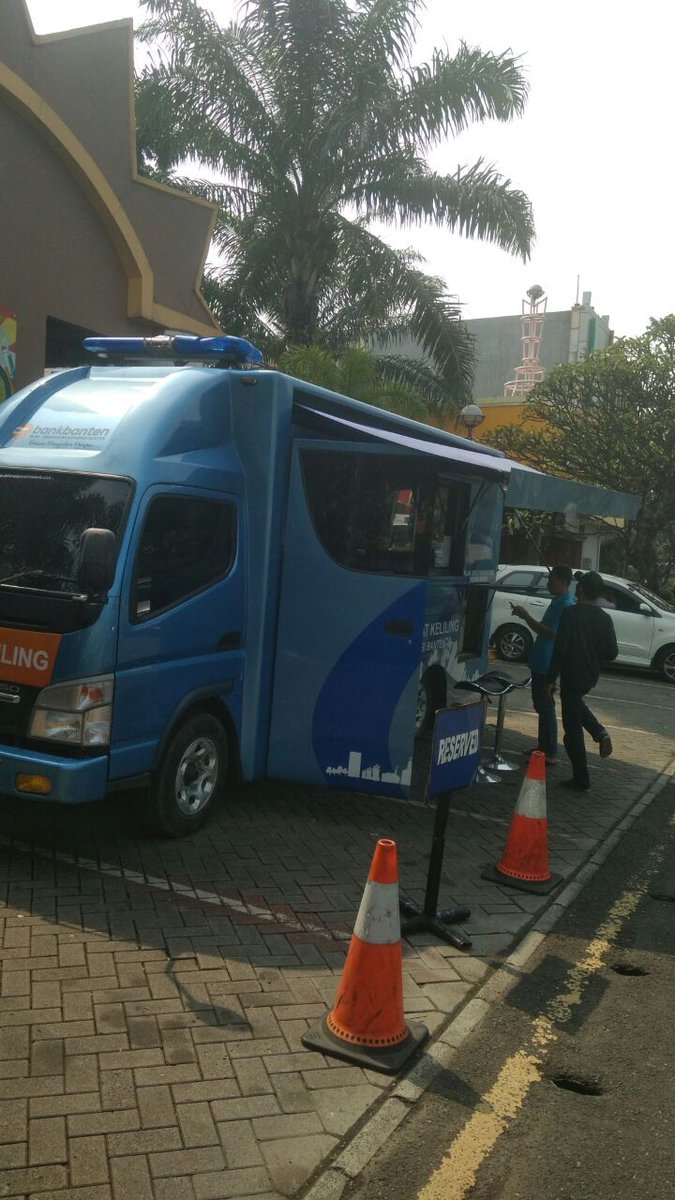 TMCPoldaMetro's tweet photo. 10:24 Pelayanan samsat keliling Cikokol di jalan boulevart raya parkiran mall sumarecon Tangerang https://t.co/qvrKWo7JvT