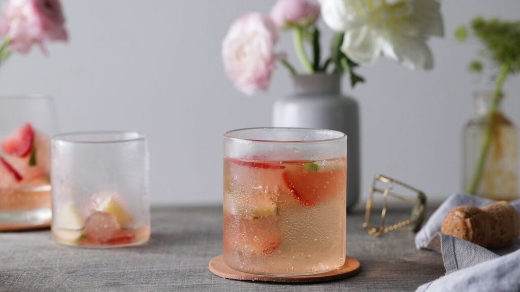 GroceryGetterOR's tweet photo. Got some extra #grocergetter fruit lying around? Turn it into #frose cubes with this simple recipe from @food52.

https://t.co/FpCzGYgN7a https://t.co/q3H4ZC3Ipi