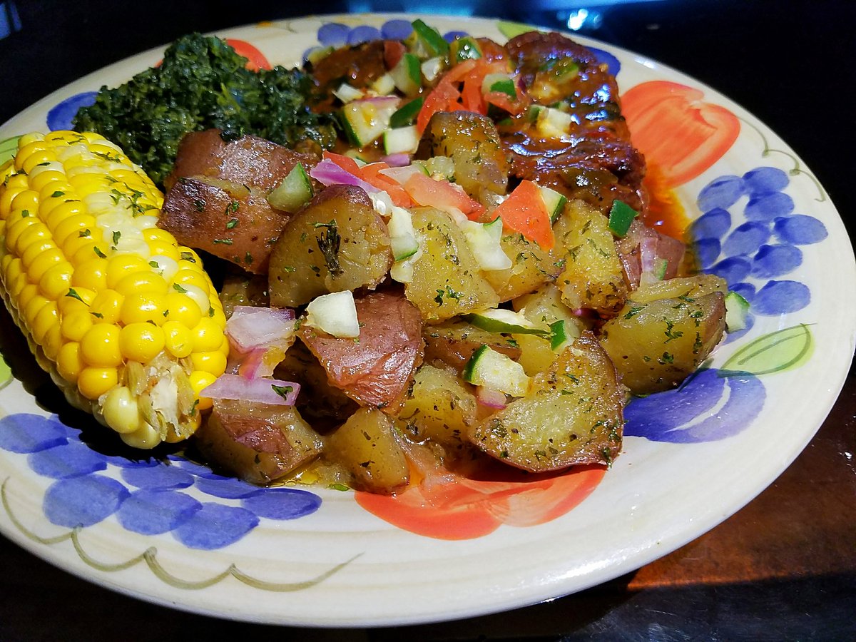 EveLkCuisine's tweet photo. Simple and quick dinner delight #delicious #cornonthecobb #bakedpotatoes #steaks #gravy #moreingredients #goodenough #portionsize #yummy. https://t.co/UmLPPMQIJF