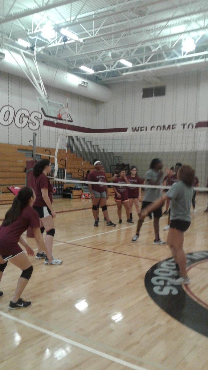 Coach_Ehmling's tweet photo. @heightshighvb @HeightsHighSch @ghostofHHS 
1st day of volleyball camp🏐
Camp 8-12 T/W/Th 
$75 for week or $25 a day https://t.co/Os55GgsXIO