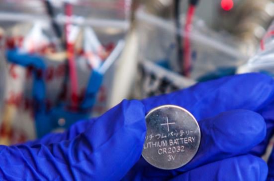UQ_News's tweet photo. To build better batteries, catch them in the act, says #UQ's Ruth Knibbe on The Conversation. https://t.co/vQQyN1tS1i https://t.co/4oXFDlBTh9