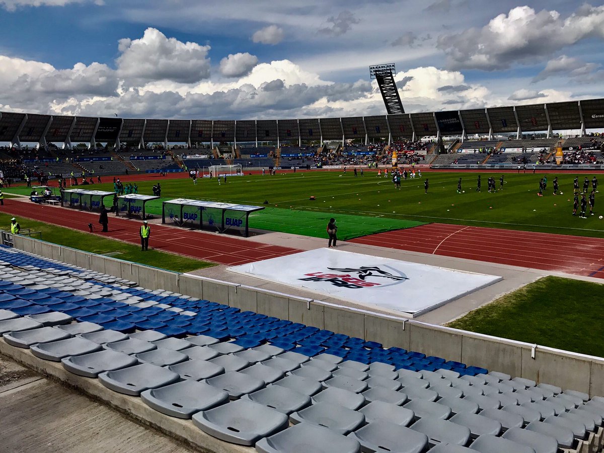 MXESTADIOS's tweet photo. Buenas noches. 
Estadio Olímpico de @LobosBuapMX. https://t.co/lSqHZuOgZI