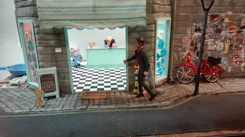 littlepaperm's tweet photo. Some bad days,someone smiles at you and everything seems better #stopmotion #animation #animacion #littlepaperman #elhombrecillodepapel #set https://t.co/mKX6D2j3Eq