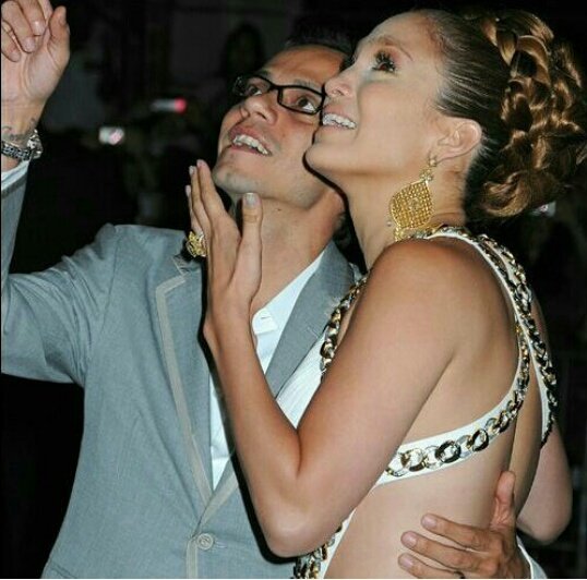valengisse2013's tweet photo. ¡Recuerdos inolvidables! "Una Noche Para Lola " 😍💕🎁🎈🎂 para siempre serán únicos 
@jlo @MarcAnthony #marcnnifer #HappyBirthdayJLo ¡Los Adoro! https://t.co/Nfr7Lv2IHv
