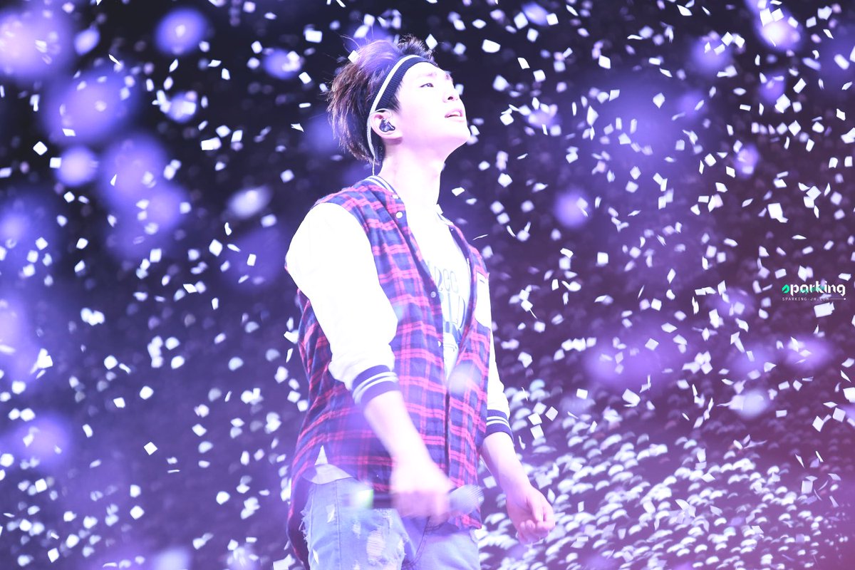 pics_onew's tweet photo. 🐰Onew × Confetti🌬
#SHINee #onew https://t.co/6QWMoiaAcK