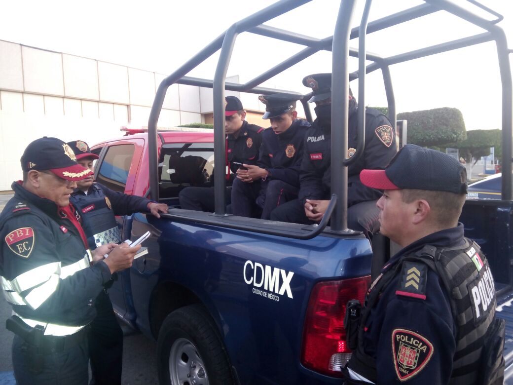 lopezdoriga's tweet photo. Detienen a tres policías capitalinos por robar en un Walmart. Los sorprendieron sustrayendo productos Apple (FOTOS) https://t.co/1HuDi2DF3I https://t.co/SwBRkcUioN