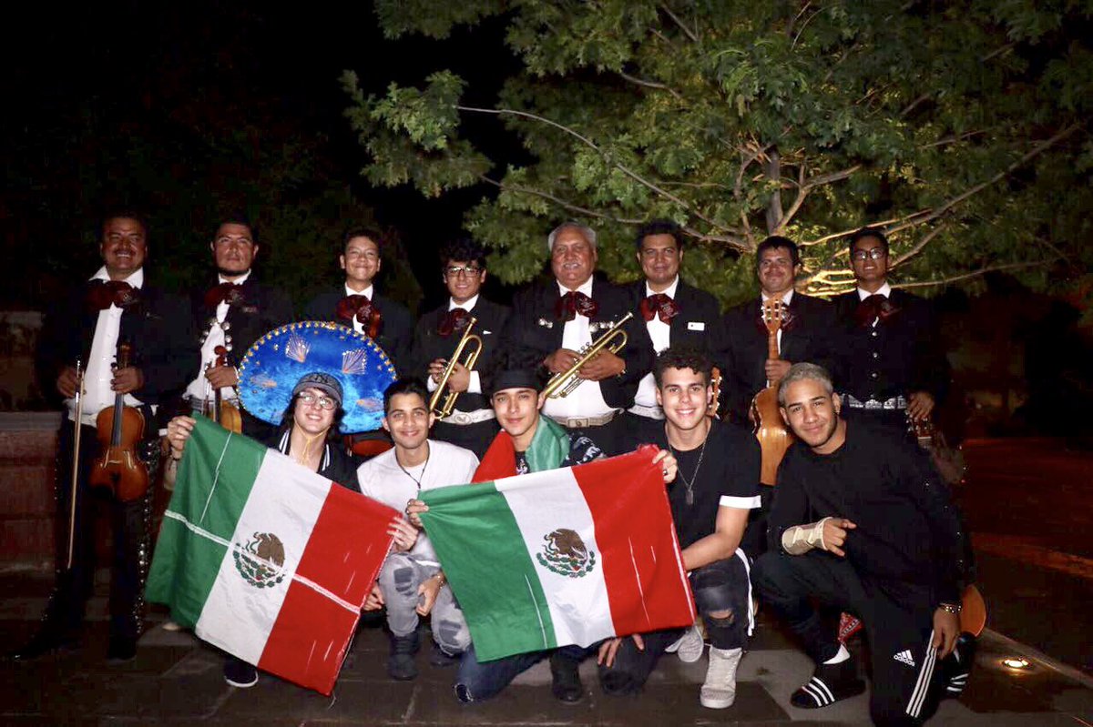 CNCOmusic's tweet photo. #CNCOwners de Durango, gracias por los mariachis!! 🇲🇽🎶 #CNCOenMexico https://t.co/AQeN1fzRRB