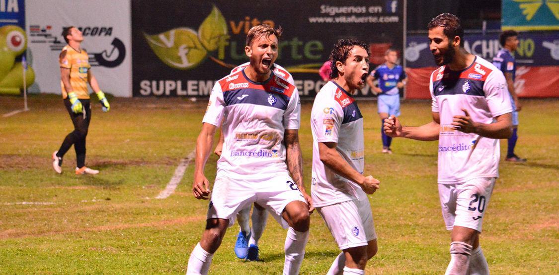 PuroDeporteLN's tweet photo. Rándall Brenes tiene a sus pies ser leyenda del goleo de Cartaginés https://t.co/HfGkhGqXNl https://t.co/ggyeEuxU9z