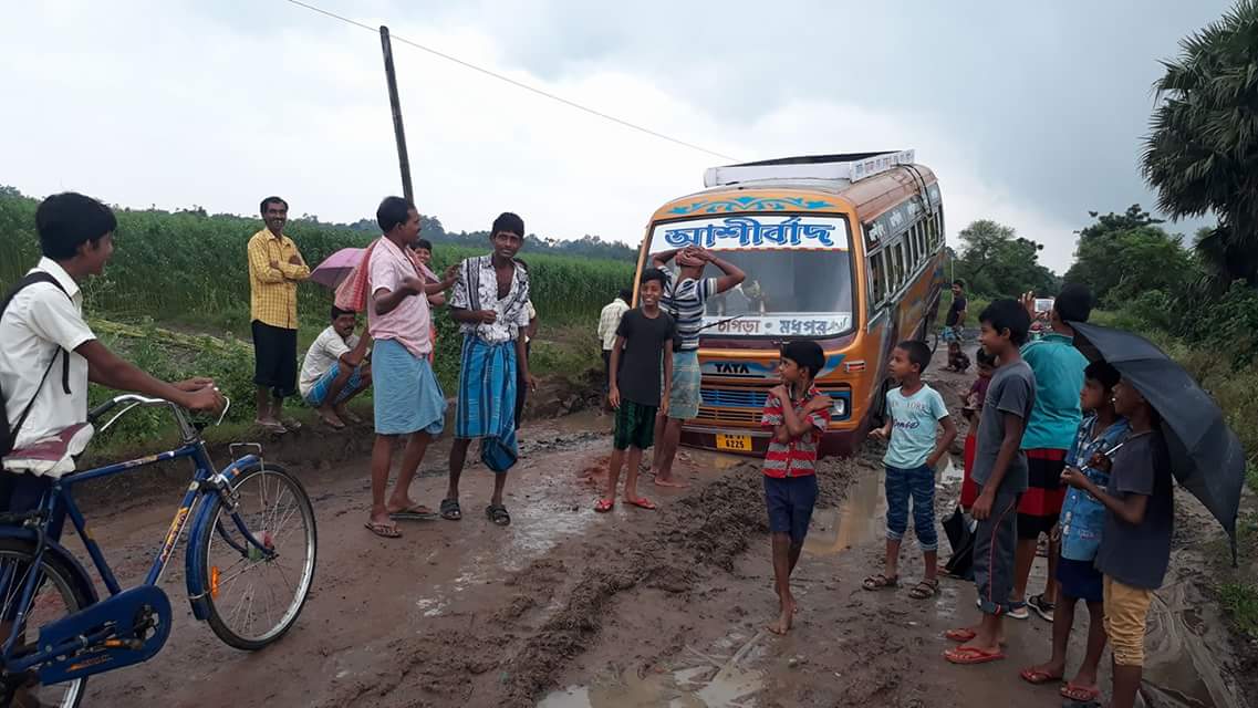S_MALAKAR's tweet photo. PMGSY 2004, T01 IN CHAPRA BLOCK, PADMAMALA TO MADHUPUR. CONDITION WORST FROM LAST 10 YEARS. NO STEP TAKEN B.D.O, D.M, J.P, MLA, MP, #PMOI https://t.co/OcZDG4hbIq