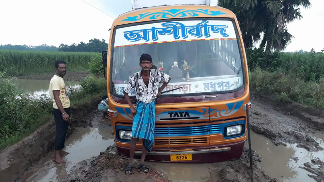 S_MALAKAR's tweet photo. PMGSY 2004, T01 IN CHAPRA BLOCK, PADMAMALA TO MADHUPUR. CONDITION WORST FROM LAST 10 YEARS. NO STEP TAKEN B.D.O, D.M, J.P, MLA, MP, #PMOI https://t.co/OcZDG4hbIq