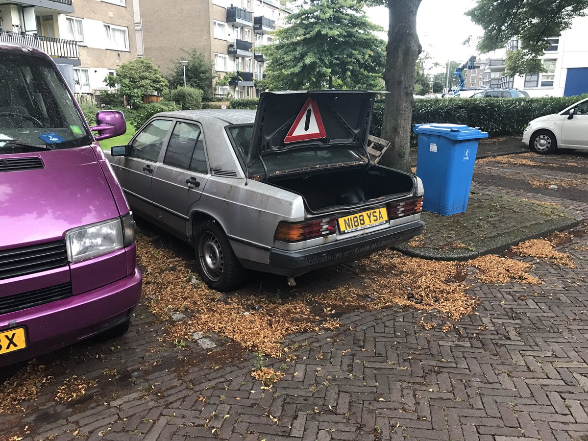 Stomerijpanda's tweet photo. @WagVburgBveen  er staat al ruim 6 maanden een oude Mercedes , nu al een week met achterklep open, adres beijnenstraat https://t.co/GExU1JY8g2