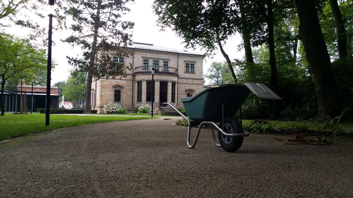 krikreu's tweet photo. Die #Wagner Spiele beginnen-fast. Letzte Vorbereitungen an #HausWahnfried vor #Grabsingen um 10Uhr.Dann starten die #BayreutherFestspiele https://t.co/5F1ipL0Nzc