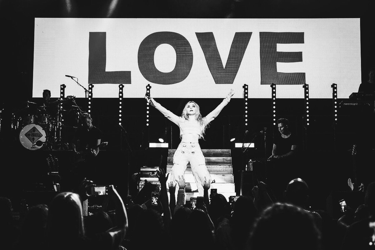 SabrinaAnnLynn's tweet photo. Denver thank you🖤 https://t.co/L2gfbNj9XS