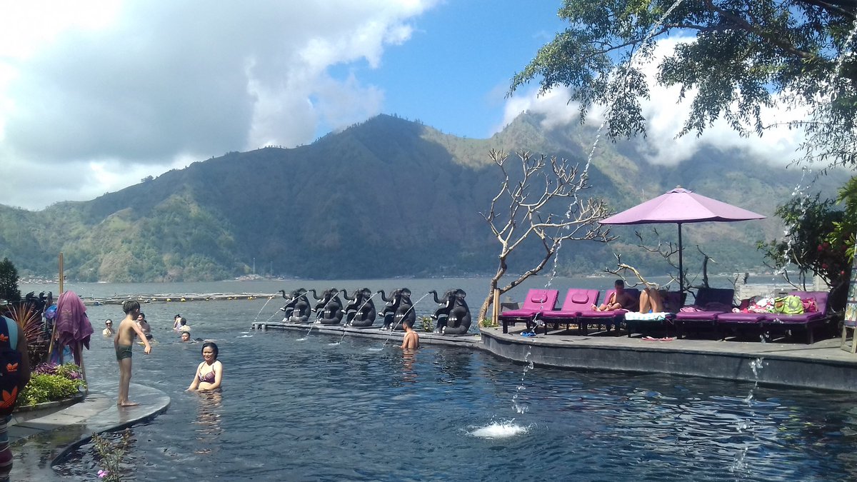 발리에서 있는 온천 수영장 입니다