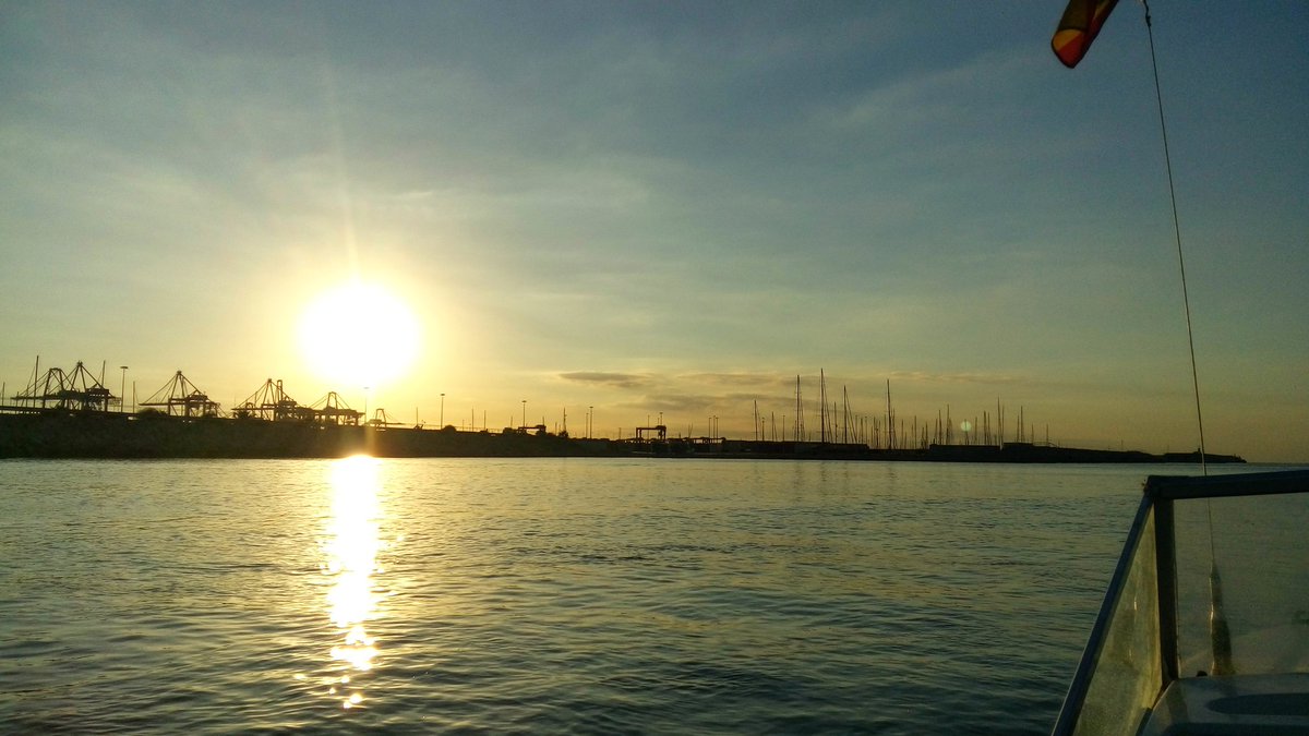 Bon día desde el Pto de #València.⚓🎣
<a href="/Preven_IIFF_CV/">Prevenció d'incendis</a> <a href="/AEMET_CValencia/">AEMET Comunitat Valenciana</a> <a href="/oratge_LTV/">Oratge Levante TV</a> <a href="/aquilatierratve/">Aquí la Tierra</a> <a href="/lasextameteo/">La Sexta Meteo</a> <a href="/tiempobrasero/">Tutiempo</a> <a href="/ElTiempoA3/">El Tiempo de Antena 3</a>