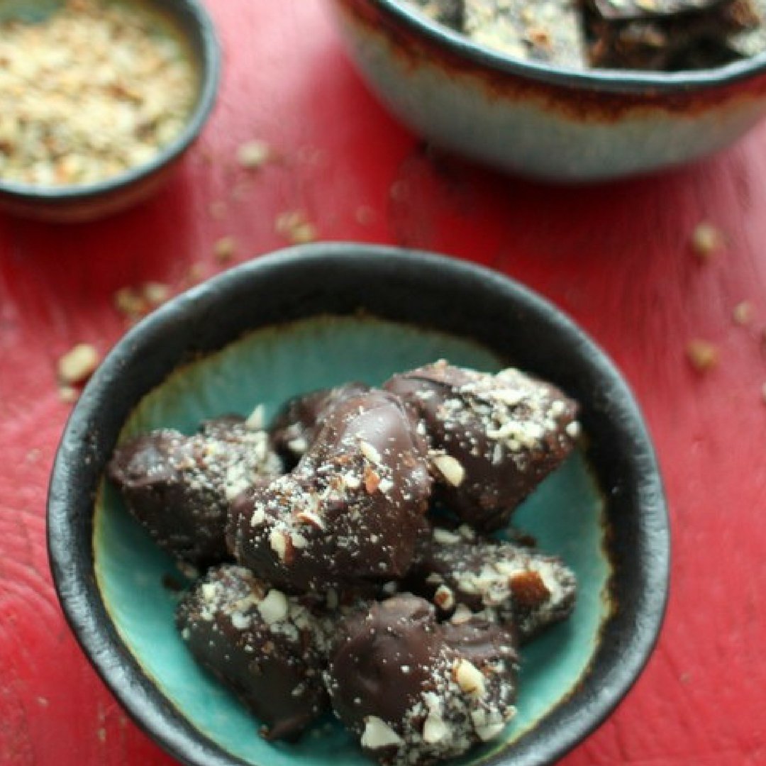 Paleo202's tweet photo. Chocolate Covered Toffee for Valentine’s Day 📢Download our Paleo Dessert Ebook 100% FREE (this week only)  👉https://t.co/QwSUQb0DTK https://t.co/5vPWBC9x1I