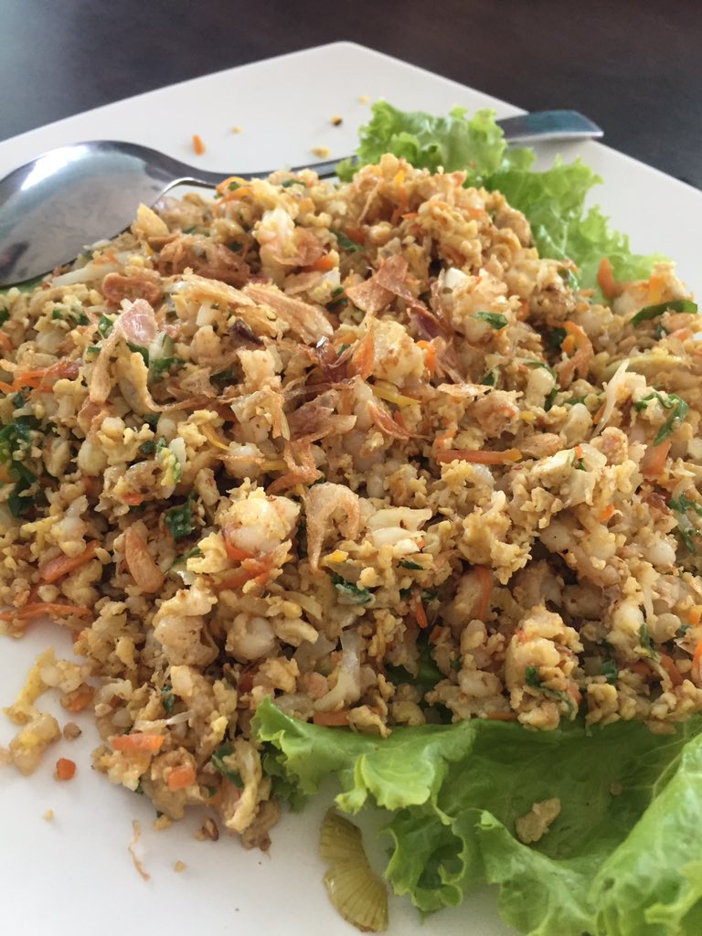 sentbang's tweet photo. Makan siang bersama keluarga #lemburkuringJKT https://t.co/TPTZvQHHAZ