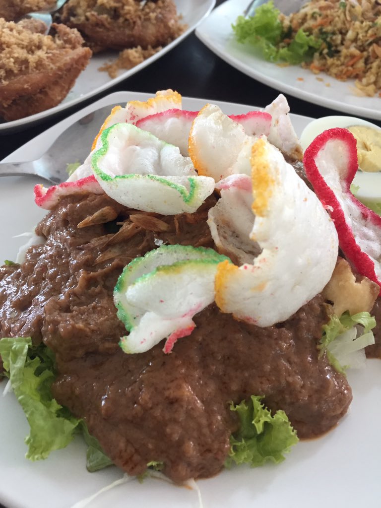 sentbang's tweet photo. Makan siang bersama keluarga #lemburkuringJKT https://t.co/TPTZvQHHAZ