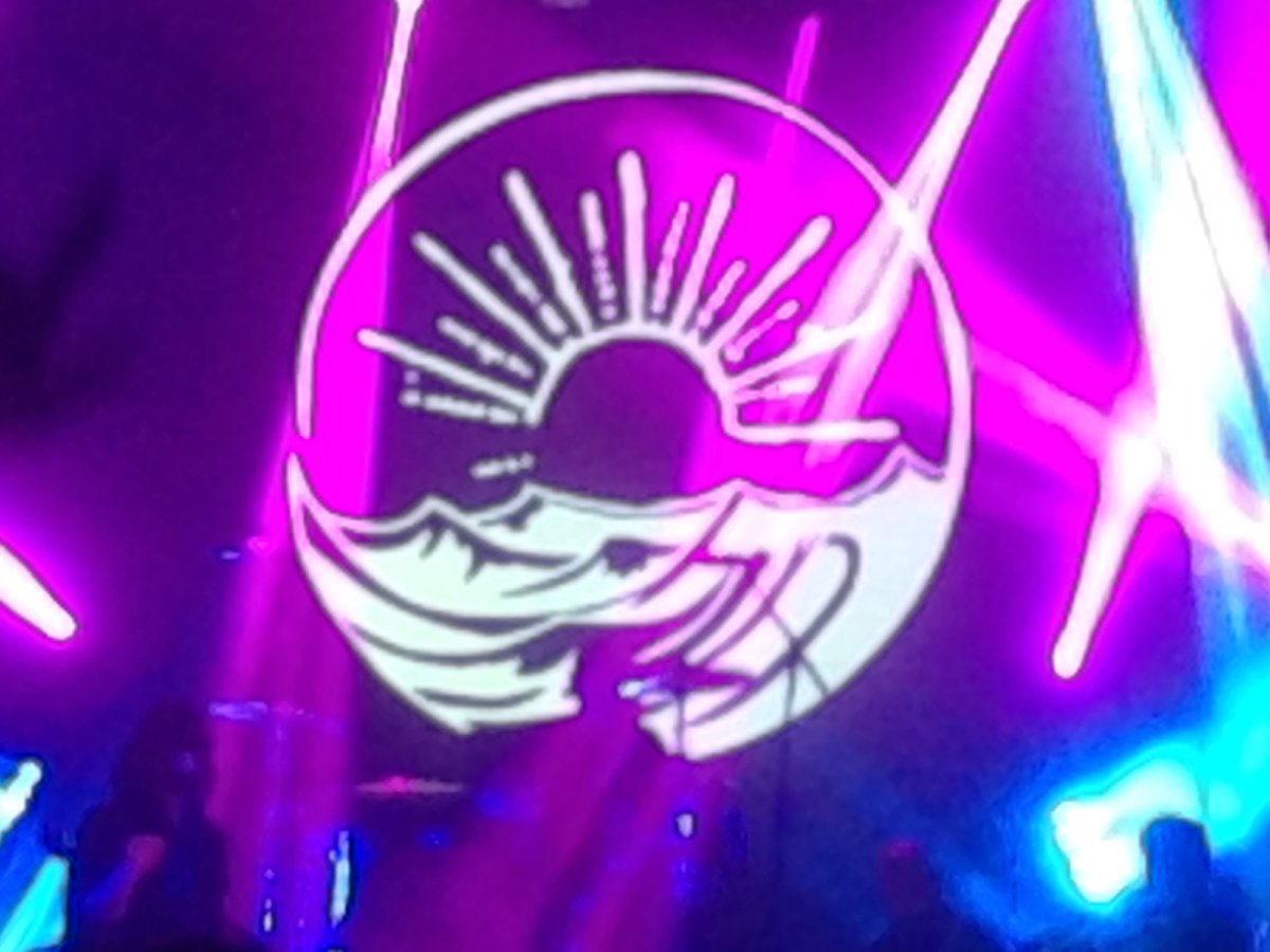 TheAppleShampoo's tweet photo. Saw one of my favorite bands with one of my best friends. It was glorious @TBSOfficial https://t.co/sfB1ufnAG2