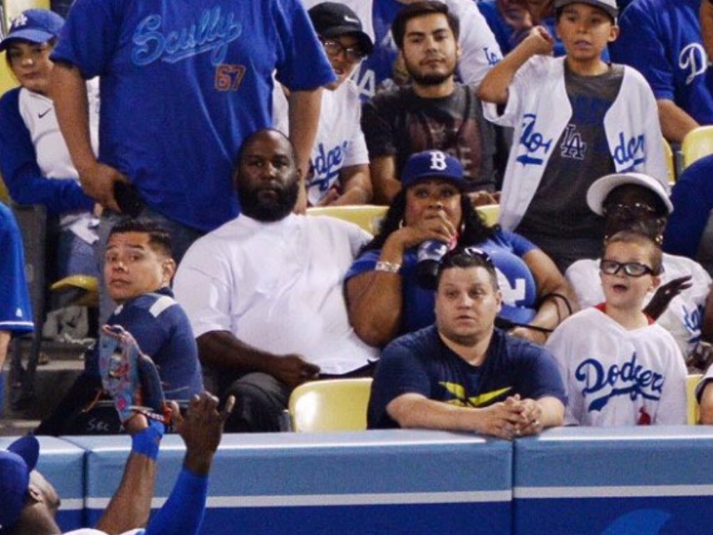 MissShannonOD's tweet photo. @hollyrpeete @Dodgers @YasielPuig PUIG! 💙 however, the stars of this pic are this perfect couple #lovahs https://t.co/PeguJmAPXm