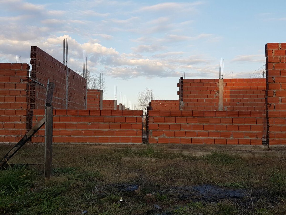 MercedesCastagn's tweet photo. #mibarrio Calle Lorenzini en Francisco Alvarez. Colegio secundario  empezado y abandonado en Gob. Scioli pero Gob. Vidal no lo  retomo https://t.co/uW2uqhNF4w