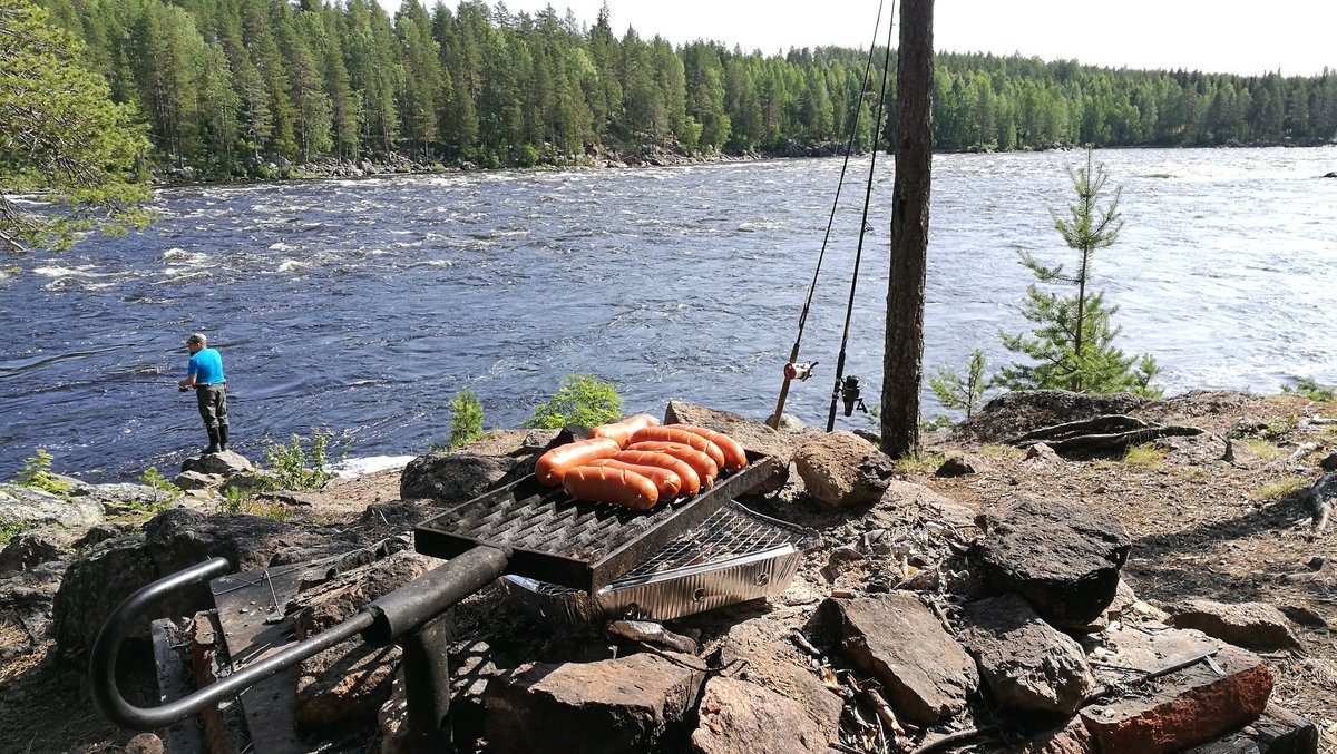 KaiKKoskela's tweet photo. Lähdettiin oikein hienoon paikkaan syömään. Onneksi on eväät mukana, kun lohikettoa odotellessa tuli nälkä. #kalastus #bbq #jockfall https://t.co/ztNulQFloP