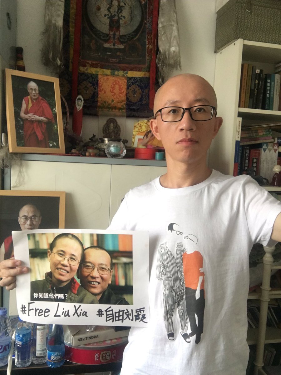 wlh8964's tweet photo. #劉曉波 被虐殺被挫骨揚灰遺孀被失蹤，號稱劉曉波最親密的朋友們，也只能窩在帝都一間飯店房間披掛著滿身的屈辱唏噓一下，發張照片，據說也被國保約談了；遠遠的廣州幾位勇者，也不過海祭一杯薄酒，而已！卻又構成了什麼什麼罪了！人也被看守所了。殺人犯沒罪，祭奠死者的倒有罪了！#海都沒說什麼 https://t.co/DPCKkli6Sc