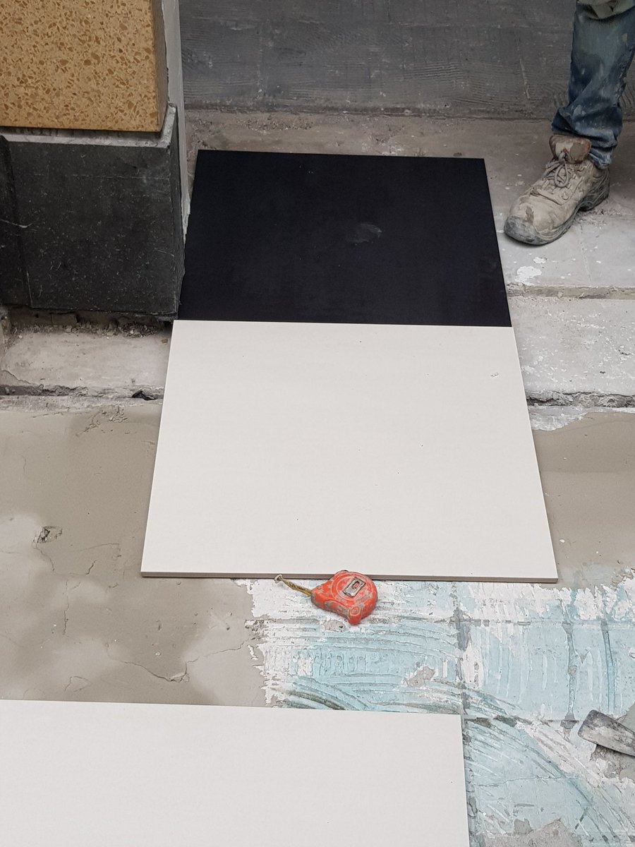 wouterommeslag's tweet photo. In t Clubke start het betegelen, de grote aula krijgt likje verf en nieuwe wandbekleding #odiseefm https://t.co/BvnrmKAK4L