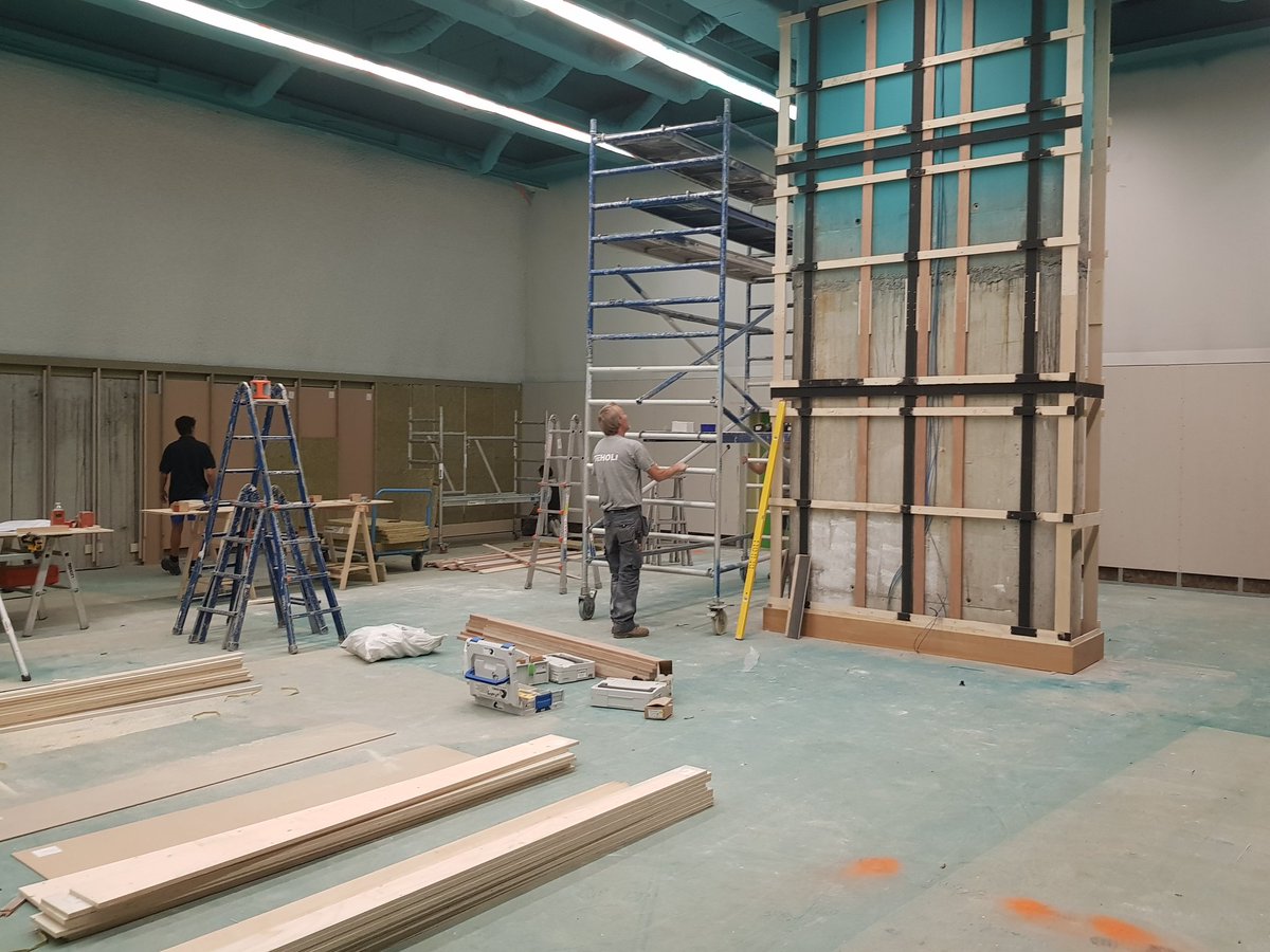 wouterommeslag's tweet photo. In t Clubke start het betegelen, de grote aula krijgt likje verf en nieuwe wandbekleding #odiseefm https://t.co/BvnrmKAK4L