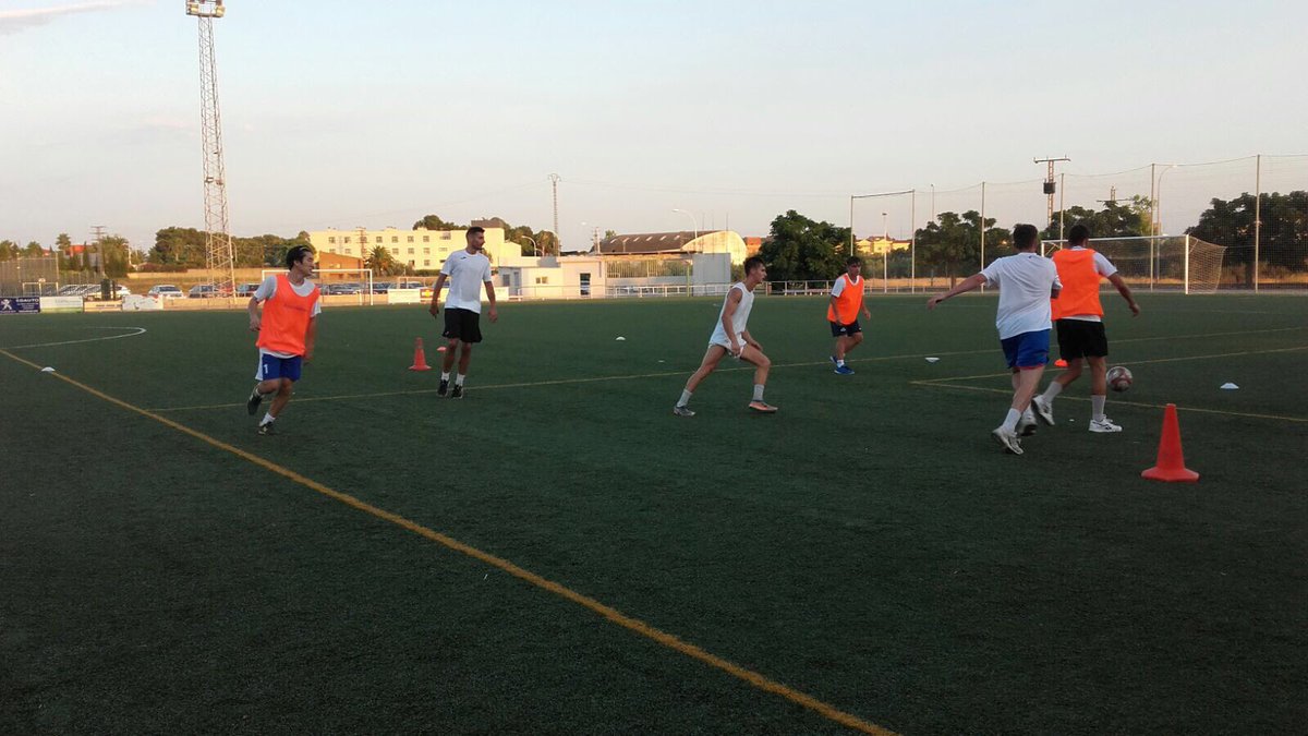 | Equipo |
Ayer nuestro primer equipo volvió ayer a los entrenamientos. Arranca una nueva temporada en El Canó. 
#VaLliriaVa