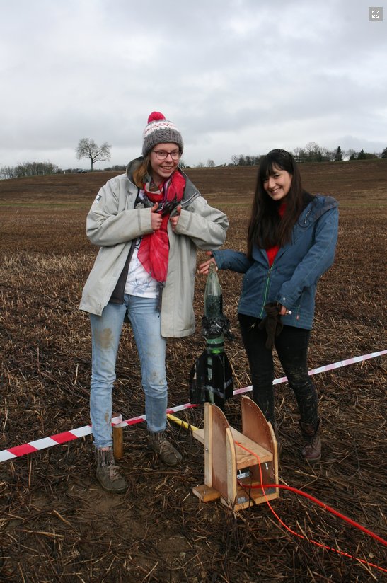 SATW_Academy's tweet photo. Les 1ères fusées ont aussi été lancées dans un champ! Retrouvez l'esprit ingénieurs pionniers au #TechnoChallenge: https://t.co/ZrL2JUi3ob https://t.co/xhiuAnxF2x