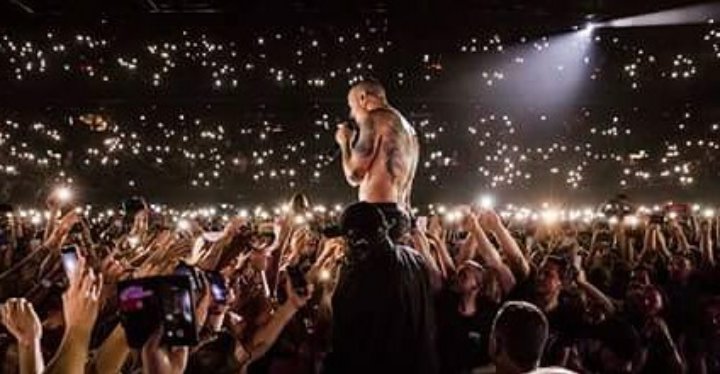 xcanidaex's tweet photo. I feel so sorry... 💔
"It's not like I make the choice to let my mind stay so funking messy". #RIPChester https://t.co/SBvYtZhRbU