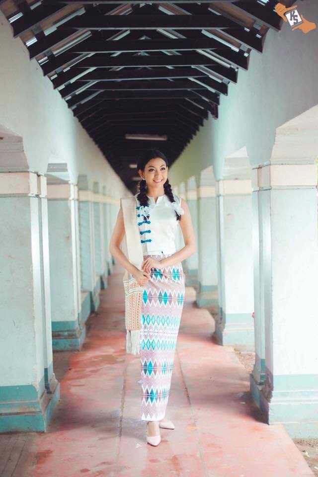 MyanmarStars's tweet photo. Myanmar Singer &amp; Miss #WineLay with myanmar traditional dress
#WineLay #MyanmarStar https://t.co/mimdudiE92
